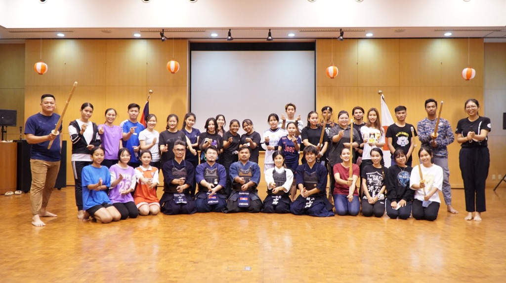 Cambodian students tried Kendo at Japan Embassy in Cambodia
